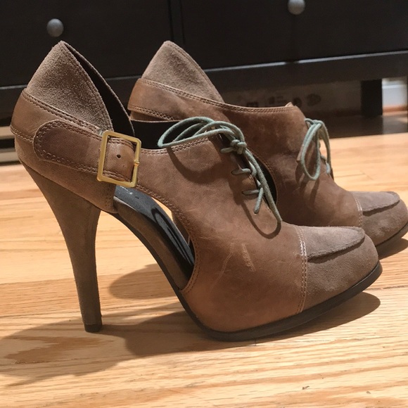 Elizabeth and James Leather Heels - Picture 2 of 7